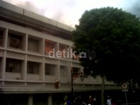 Petugas berusaha memadamkan api.