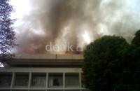 Belum bisa dipastikan apa penyebab kebakaran. Namun informasi dari para pegawai, ada kemungkinan korsleting listrik.