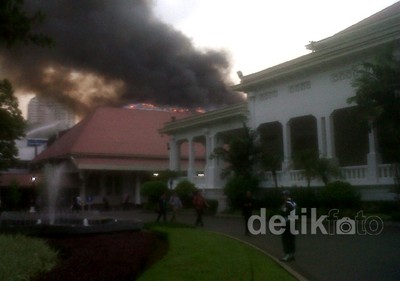 Gedung Sekretariat Negara Terbakar