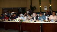 Beberapa anggota Komisi V mendapat penjelasan dari pihak Angkasa Pura II sebelum melakukan sidak. Ramses/detikFoto.