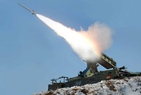 Korut menembakan roket-roketnya selama latihan perang tersebut. REUTERS/KCNA.