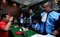 Bang Yos melakukan hormat kepada majelis hakim usai pembacaan putusan.