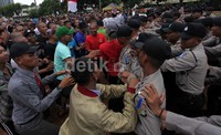 Mereka pun diharuskan mengamankan massa yang bertindak anarkis tersebut.