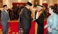 Usai dilantik satu persatu mulai dari Presiden SBY dan Ibu Ani Yudhoyono memberi selamat kepada Saleh. Abror Rizki/Setpres.
