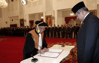 Muhammad Saleh menandatangani surat pelantikan. Abror Rizki/Setpres.