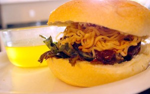 Sandwich Soup & Thai Diracik Sebagai Pelesetan Video Klip Suit & Tie 