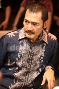 Bambang tampak rapi mengenakan kemeja batik.