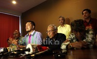 Pengacara Eyang Subur Alamsyah bersama Permadi dan beberapa artis pembela Eyang Subur gelar jumpa pers.
