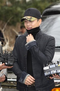 Se7en diwawancarai sebelum masuk ke dalam kamp. (Reuters/TenAsia/Park Jin-soo)