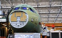 Pesawat kelas medium A320 tengah diselesaikan. Di Airbus, pesawat seri ini paling banyak dipesan oleh maskapai berbagai negara.