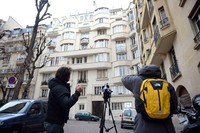 Para wartawan meliput ketika polisi menggeledah apartemen milik Christine Lagarde di Paris, Rabu (20/3) waktu setempat. AFP/Martin Bureau.