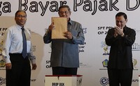 SBY memasukan laporan SPT nya ke drop box. Abror Rizki/Setpres.