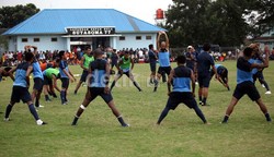 Para pemain timnas melakukan peregangan dalam sesi latihan Lapangan Sutasoma 77, Halim Perdanakusuma, Jakarta.