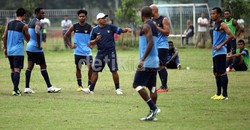 Rahmad Darmawan memberikan pengarahan kepada para pemain timnas.