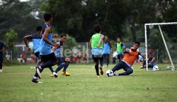 Kurnia Mega berusaha menjaga gawangnya agar tidak kebobolan dalam latihan jelang laga kualifikasi Piala Asia melawan Arab Saudi.