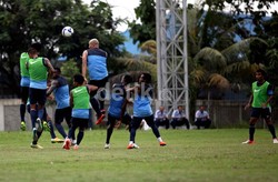     Sergio van Dijk menyundul bola saat latihan jelang laga kualifikasi Piala Asia melawan Arab Saudi.