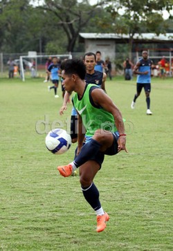 Andik Vermansyah mengontrol bola saat latihan jelang laga kualifikasi Piala Asia melawan Arab Saudi.
