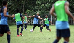     Firman Utina dan Sergio van Dijk berebut bola dalam latihan jelang laga kualifikasi Piala Asia melawan Arab Saudi.