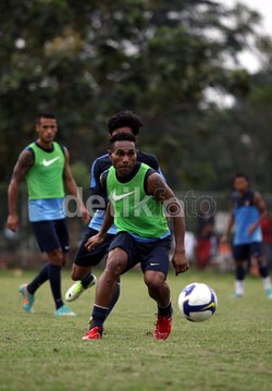 Para pemain, yang terdiri dari 28 orang, dibagi RD dalam dua kelompok untuk melakoni latihan kerja sama menggunakan seperempat lapangan.