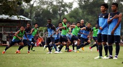 Latihan kali ini untuk membiasakan pemain tengah dan bertahan saling menutupi agar bisa mengantisipasi serangan lawan.