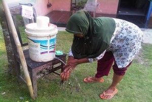 Tiap Rumah di Desa Ini Sediakan Tong Air untuk Cuci Tangan Pakai Sabun