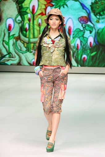 Jakarta, Indonesia - 17 Februari. Lennor by Lenny Agustin. Indonesia Fashion Week 2013 at Jakarta Convention Center. 17 Februari 2013. Senayan. Jakarta. [Foto: Mohammad Abduh/Wolipop]