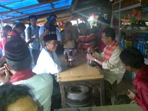 Tunggu Salat Jumat, Jokowi Ngeteh di Kantin Peti Kemas Koja