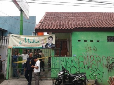 Alami Luka Tembak, Satpam Pegadaian Tarung dengan Perampok di Comberan