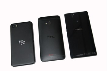     Kesan premium melekat di ketiga produk, bahkan desain yang diusung tidak jauh berbeda. Bodi milik BlackBerry Z10 dibalut dengan material rubber, sedang desainer HTC One lebih memilih untuk mengandalkan alumunium. Adapun bodi ramping Xperia Z dirancang durable dan tahan air dengan material yang terbuat dari kaca.