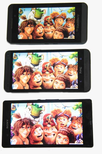     Sony Xperia Z mengusung layar sentuh TFT 5.0 inch 16 juta warna yang telah disematkan teknologi BRAVIA Engine 2, dengan resolusi 1080x1920 piksel (441 ppi). Sedang layar di BB Z10 mengusung resolusi 768x1289 piksel (355 ppi), 16 juta warna dengan bentang 4.2 inch. Untuk HTC One, ia memiliki layar sentuh 4.7 inch yang berjenis Super LCD3 beresolusi 1080x1920 piksel (469 ppi).