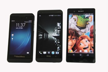     Tergiur ingin membawanya pulang? Bersiaplah merogoh kocek Rp 7,5 juta untuk memiliki Sony Xperia Z atau  6,9 juta untuk BlackBerry Z10. Nah, bagi konsumen yang ingin mencicipi HTC One, terpaksa harus bersabar dulu karena perusahaan asal Taiwan ini masih menunda ketersediaannya.
