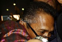 ST masuk ke gedung KPK. Lima menit sebelumnya, seorang pria yang diduga sebagai perantara suap hakim ST berinisial A lebih dulu tiba di gedung KPK. Ramses/detikFoto.