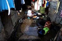 Warga mandi dan mencuci dengan memanfaatkan sebuah sumur di kawasan Petamburan, Tanah Abang, Jakarta.