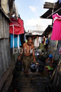 Seorang warga mengambil air dari sebuah sumur di kawasan Petamburan, Tanah Abang, Jakarta.