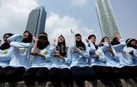 Sebagian peserta dari siswi SMA 78 dan SMA 82 membawakan tari Saman.