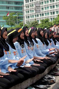 Aksi Tari Saman asal Aceh ini pun menjadi tontonan yang menarik dan gratis bagi para pengendara yang melintas.