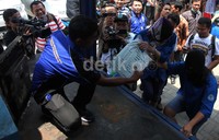 Para tersangka ikut membantu proses pemusnahan barang haram tersebut.