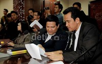 Hadir dalam sidang itu perwakilan dari komisioner KPU, Husni Kamil Manik dan Ida Budhiati.