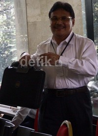 Prabowo Respatiyo masuk ke gedung KPK sambil membawa tas. Ramses/detikFoto.