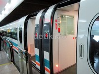 Pada waktu tempuh 5 menit, kecepatan kereta mulai dikurangi untuk persiapan berhenti secara perlahan dari 301 km/jam menjadi 290 km/jam dan seterusnya hingga 0 km.
