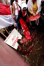 Kritik SBY, Gadis Cantik Kubur Diri
