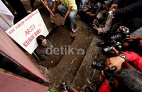 Siti Hafsah mengubur diri sebatas leher.