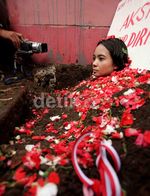 Kritik SBY, Gadis Cantik Kubur Diri