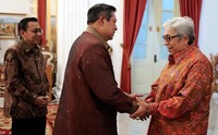 SBY menyambur Ketua MPR Taufiq Kiemas. Cahyo/Setpres.