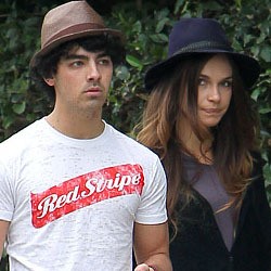 Joe Jonas Digosipkan Bikin Video Seks dengan Kekasih