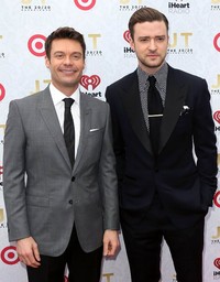 Justin berpose dengan Ryan Seacrest. David Livingston/Getty Images/AFP.
