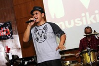 Meskipun sebelumnya mereka telah sukses mengusung band Padi, namun Fadly mengungkapkan bahwa band-nya kini masih perlu belajar banyak.