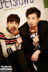 Ryeowook tampak cute dengan memegang boneka beruangnya. (SME).