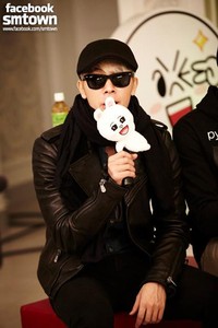 Donghae mengubah warna rambutnya menjadi pirang. (SME).