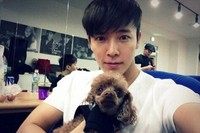     Donghae ditemani oleh seekor anjing di tengah-tengah persiapannya untuk 'Super Show 5'. (Twitter)